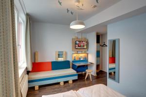 Säng eller sängar i ett rum på MEININGER Hotel Hamburg City Center