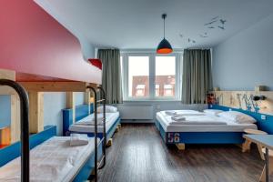 Säng eller sängar i ett rum på MEININGER Hotel Hamburg City Center