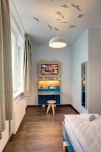 Säng eller sängar i ett rum på MEININGER Hotel Hamburg City Center