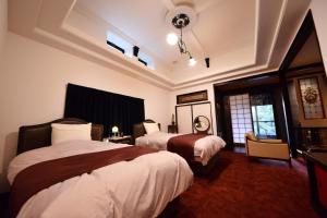 a hotel room with two beds and a window at Sanso Tensui in Hita +51 photos