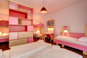 Säng eller sängar i ett rum på MEININGER Hotel Hamburg City Center