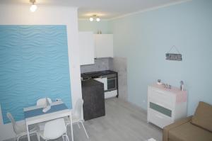 A kitchen or kitchenette at Aquamarin Studio Apartman
