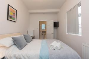 Un pat sau paturi într-o cameră la Townhouse PLUS @ West Street Crewe +26 fotografii