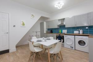 O bucătărie sau chicinetă la Townhouse PLUS @ West Street Crewe