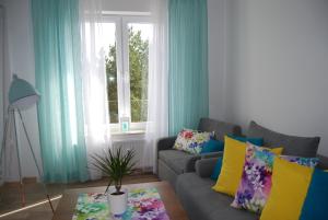 コウォブジェクにあるSpring & Summer Apartments Polanki Parkのリビングルーム(ソファ、窓付)