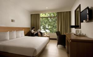 Postel nebo postele na pokoji v ubytování Hotel Santika Bandung