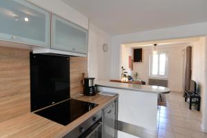 a kitchen with a counter top with a microwave at Maison de village Sud de France in Marsillargues