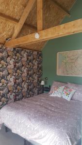 a bedroom with a bed with a floral wall at Zalk blijven slapen in Zalk