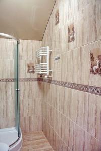 カームヤネツィ・ポジーリシクィイにあるSmotrytska Vezhaのバスルーム(シャワー、トイレ付)