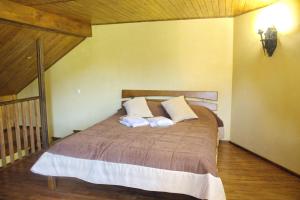 Postel nebo postele na pokoji v ubytování Smotrytska Vezha