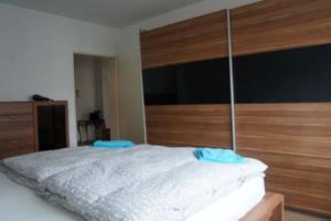 1 dormitorio con 1 cama grande y cabecero de madera en Äußere Laufer Gasse en Núremberg