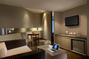 TV a/nebo společenská místnost v ubytování Hotel Santika Bandung
