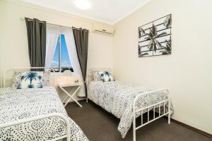 Huge CBD Top Floor Apartment with Breath Taking Views! 객실 침대