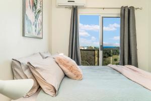Huge CBD Top Floor Apartment with Breath Taking Views! 객실 침대