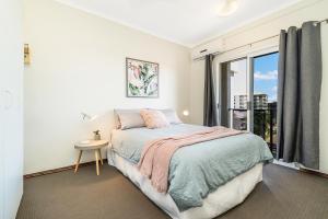Huge CBD Top Floor Apartment with Breath Taking Views! 객실 침대