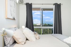 Huge CBD Top Floor Apartment with Breath Taking Views! 객실 침대