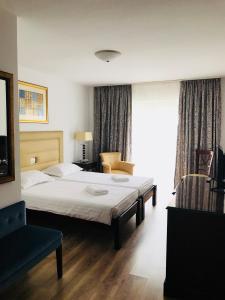 una camera d'albergo con letto e sedia di Hotel EKA a Sebeş