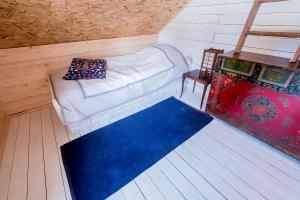 an overhead view of a room with a couch and a chair at Stuga Petruslogen in Malung +10 photos