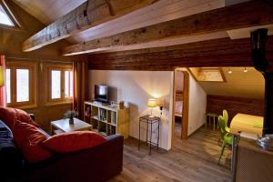 salon z kanapą i łóżkiem w obiekcie Appartement sous les combles - Chalet La Biolle - Vercorin w mieście Vercorin
