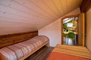Kleines Zimmer mit einem Bett und einem Tisch in der Unterkunft Appartement sous les combles - Chalet La Biolle - Vercorin in Vercorin
