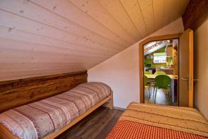 Postel nebo postele na pokoji v ubytování Appartement sous les combles - Chalet La Biolle - Vercorin
