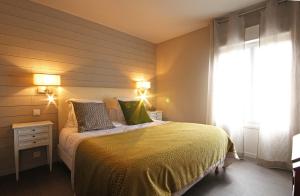 Postel nebo postele na pokoji v ubytování Logis hôtel Restaurant Le Faisan Dore