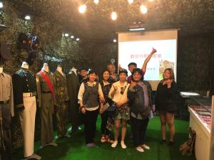 um grupo de pessoas posando para uma foto em um evento de moda em Instructor 818 Rooms Homestay em Xiaoliuqiu