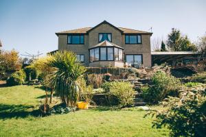 Casa grande con ventanas en un patio verde en Ferlas Bed and Breakfast, en Penrhyndeudreath