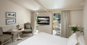 sypialnia z łóżkiem i telewizorem w pokoju w obiekcie Templers House Boutique hotel w mieście Hajfa