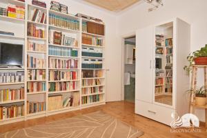 RoeにあるAppartamento il Moresineの白い本棚が並ぶ部屋