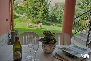 RoeにあるAppartamento il Moresineのワイン1本とグラス2杯付きのテーブル