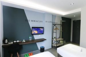 TV a/nebo společenská místnost v ubytování Hotel 99 Kota Kemuning