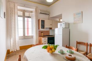 a kitchen with a table with fruit on it at Al Villino Sunshine in villa con piscina ed idromassaggio in SantʼAlfio