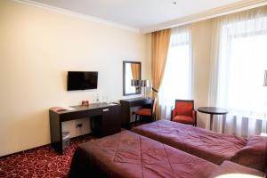 TV a/nebo společenská místnost v ubytování Menorah Hotel