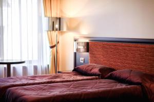 Postel nebo postele na pokoji v ubytování Menorah Hotel