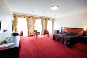 Postel nebo postele na pokoji v ubytování Menorah Hotel