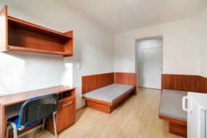 Zimmer mit einem Bett, einem Schreibtisch und einem Stuhl in der Unterkunft Óbudai Diákszálló in Budapest