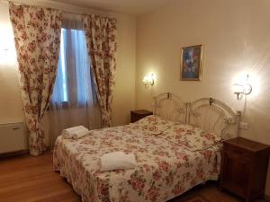 a bedroom with a bed and a lamp at Il Casolare in Noghera