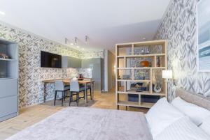 スヴェトロゴルスクにあるBaltic Alt Platz Apartmentのベッドルーム1室(ベッド1台付)、キッチン(テーブル付)