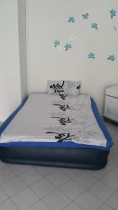 a bedroom with a bed with blue flowers on the wall at 2-Zi-WHG Messenah in Hannover