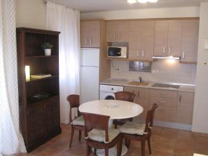 cocina con mesa y sillas en una habitación en acogedor y céntrico apartamento, en Alicante