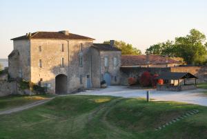 l'Avant Garde, dormir dans un bâtiment classé au patrimoine mondial de l'UNESCO في بلايي: مبنى حجري قديم مع ممر في الأمام