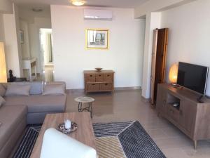 a living room with a couch and a tv at Absolute Central Torremolinos in Torremolinos