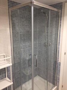 トレモリノスにあるAbsolute Central Torremolinosのバスルーム(ガラスドア付きのシャワー付)