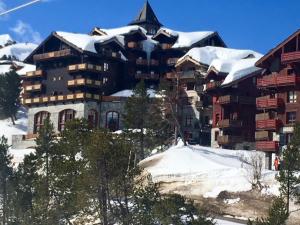 Premium 4 bed Ski-in & Out Apartment Arc 1950 during the winter