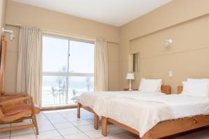 1 dormitorio con cama grande y ventana grande en Seabrook 204 Margate RSA, en Margate