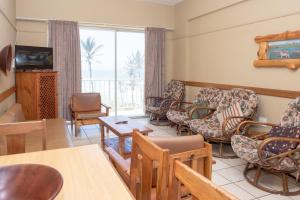 sala de estar con sillas, mesa y TV en Seabrook 204 Margate RSA, en Margate