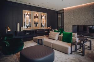 TV a/nebo společenská místnost v ubytování Hotel VIU Milan, a Member of Design Hotels