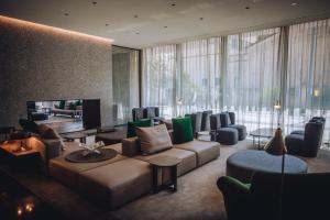 TV a/nebo společenská místnost v ubytování Hotel VIU Milan, a Member of Design Hotels