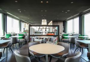 Posezení v ubytování Hotel VIU Milan, a Member of Design Hotels